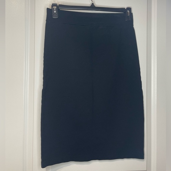 Pencil Skirt. Large. Length 26”. Stretchy Heavy Fabric. No Tag EUC - Picture 2 of 2